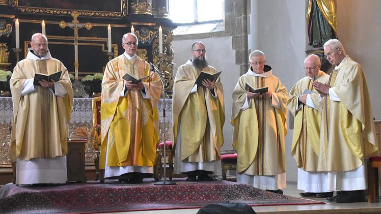 Vor Pater Christoph Heinzmann, Abt Beda Maria Sonnenberg, Pater Josef Maria Böge, Pater Gregor Gogeln aus dem Kloster Veltenburg, Dekan Martin Emge (Forchheim) und Pater Hans Mader von den Jesuiten aus Neumarkt (v. l.) legte Frater Patrick seine Gelübde ab.     Foto: privat