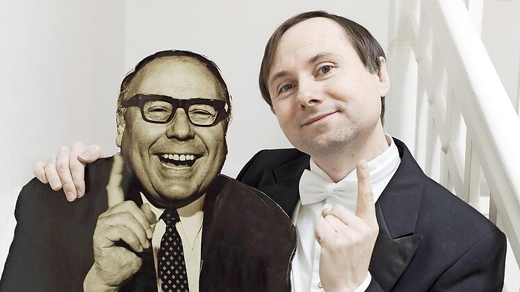 Mit dem Heinz-Erhardt-Programm "Ein Nasshorn und ein Trockenhorn" wird Christoph Ackermann (rechts) auf Initiative des Rotary-Clubs Obermain älteren Menschen Freude schenken. Zugleich unterstützen die Rotarier so auch freischaffende Künstler. Fotos: Fränkischer Theatersommer