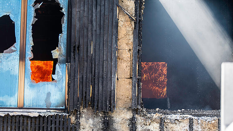 Nürnberger Kita brennt weiterhin: Feuerwehr kündigt drastische Maßnahme an - "kommen da nicht ran"