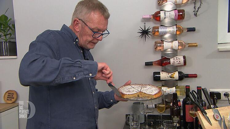 Mit dem Mandelkuchen ist Uli ganz zufrieden, weil backen kann er nicht.