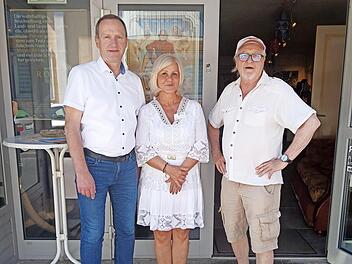 Landrat Michael Ziegler (links) und Andrea Tiessen-Lehmann bedankten sich bei Bruno Schneyer, der die Initiative am Ehrenamtstag ergriffen hat, Inhaber der Goldenen Ehrenamtskarte zu einem kostenlosen Kinonachmittag einzuladen.