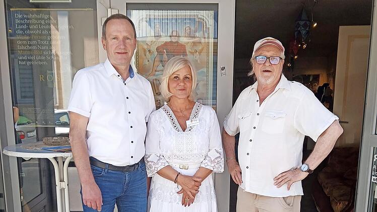 Landrat Michael Ziegler (links) und Andrea Tiessen-Lehmann bedankten sich bei Bruno Schneyer, der die Initiative am Ehrenamtstag ergriffen hat, Inhaber der Goldenen Ehrenamtskarte zu einem kostenlosen Kinonachmittag einzuladen.