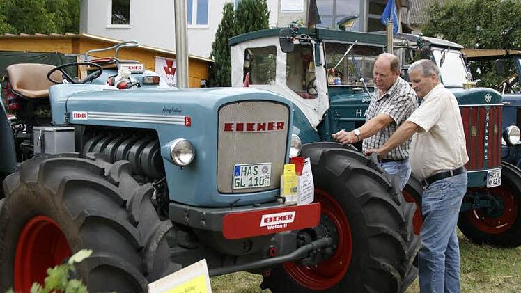 Ist das ein Originalteil? "Dieselgespräche" entwickelten sich allerorten beim Bulldogtreffen in Lembach.   Fotos:  Sabine Weinbeer