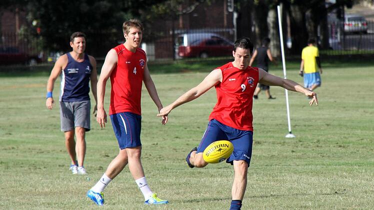 Sie haben ihren Spaß auf dem fünften Kontinent - und sind obendrein erfolgreich: die Spieler der Universität Bamberg (rotes Trikot) beim Australian Football auf dem grünen Rasen.  Foto: Godehard Ruppert