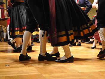 Flotte Sohle: Wer genau hinschaut, erkennt die Beine der Maßbacher Volkstänzer . Foto: Peter Klopf