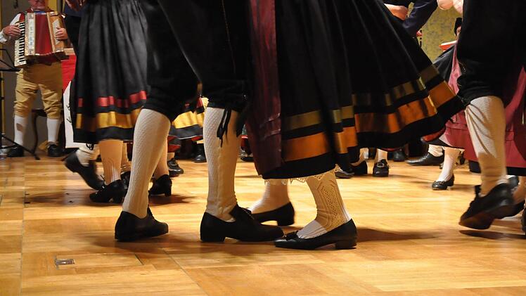 Flotte Sohle: Wer genau hinschaut, erkennt die Beine der Maßbacher Volkstänzer . Foto: Peter Klopf