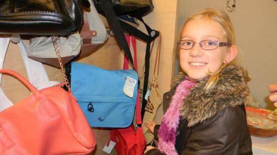 Amy (9) hat eine Handtasche gefunden.