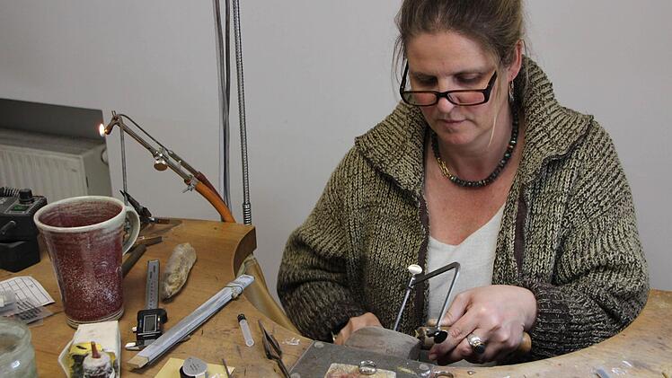 Noch erhält das Ringpaar den letzten Feinschliff.  Fotos: sd