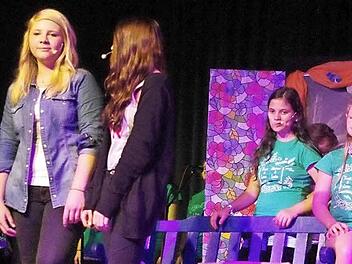 Die Hauptpersonen des Musicals, Janina Scheller und Doreen Dusold (vorne, von links), sowie alle weiteren Akteurinnen wussten schauspielerisch wie auch gesanglich zu überzeugen.