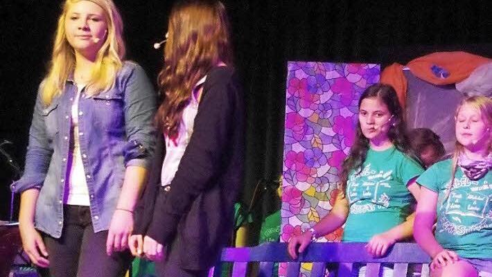 Die Hauptpersonen des Musicals, Janina Scheller und Doreen Dusold (vorne, von links), sowie alle weiteren Akteurinnen wussten schauspielerisch wie auch gesanglich zu überzeugen.