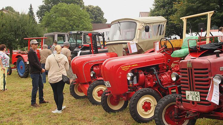 Mit ihrer roten Farbe nicht zu übersehen die Porsche und McCormicks, die sehr beliebt sind.