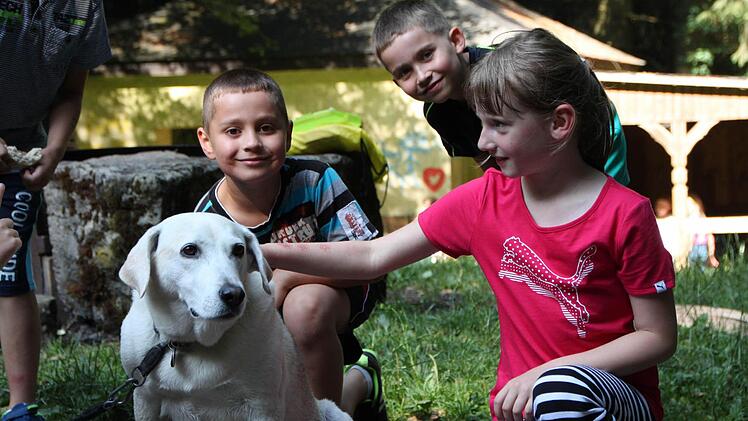 Hannah aus Römershag (rechts) freut sich über einen Hund. Foto: Ulrike Müller