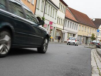 Der Durchgangsverkehr stört in der Bahnhofstraße. Foto: Arkadius Guzy
