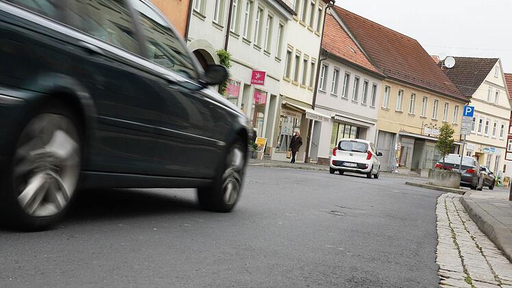 Der Durchgangsverkehr stört in der Bahnhofstraße. Foto: Arkadius Guzy