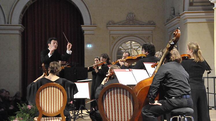 Bei einem Nachmittagskonzert im König Ludwig I.-Saal des Staatsbades verzauberte das Bayerische Kammerorchester Bad Brückenau, unter der musikalischen Leitung von Simon Gaudenz, mit einem außergewöhnlichen Programm.  Foto: Peter Klopf