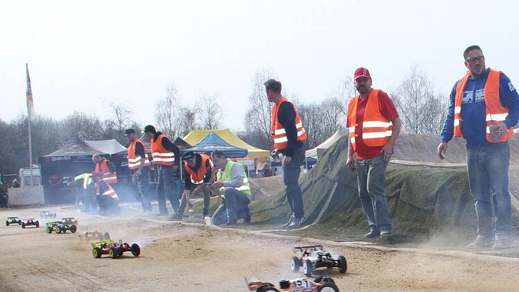 Massenstart für die Filialläufe: Doch auf der Strecke trennt sich die Spreu vom Weizen. Foto: Sonja Adam