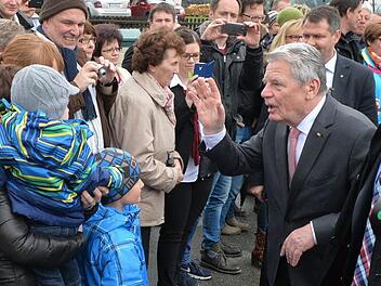 Volksnah und unkompliziert präsentierte sich Bundespräsident Joachim Gauck am Freitag in Neufang. Fotos: Ronald Rinklef