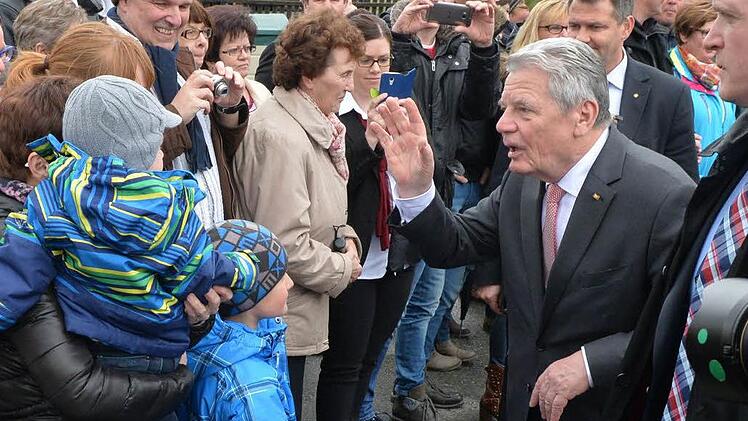 Volksnah und unkompliziert präsentierte sich Bundespräsident Joachim Gauck am Freitag in Neufang. Fotos: Ronald Rinklef
