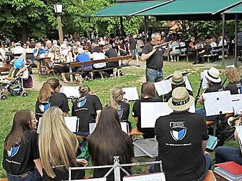 Der Spielmannszug spielt beim Kellerkonzert auf.  Foto: Mathias Erlwein