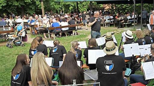 Der Spielmannszug spielt beim Kellerkonzert auf.  Foto: Mathias Erlwein