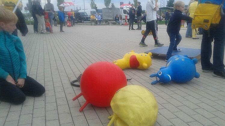 Auch die Kinder kamen während der Saison-Eröffnungsparty des HSC 2000 Coburg voll auf ihre Kosten. Julian und Jonas hatten auf den kleinen Laufeimern ihren Spaß, allerdings war bei den Hüpfpferden und Bällen sowie der großen Hüpfburg überraschend schnell die Luft raus. Fotos: Timo Geldner/Phil Böger