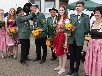 Die neue Regentschaft des Schützenvereins: von links Carina Gahn, Gina-Marie Lessig, Schützenmeister Joachim Welsch, der dem Schützenkönig Manfred Florschütz die Königskette umhängt, Zweiter Ritter Kurt Bernreuther, Paul Schirmann und Vorsitzende Maria Lessig Fotos: Michael Stelzner