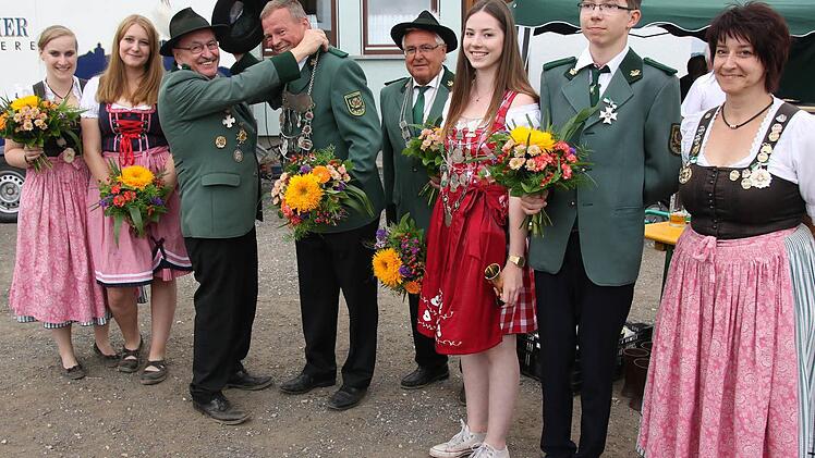 Die neue Regentschaft des Schützenvereins: von links Carina Gahn, Gina-Marie Lessig, Schützenmeister Joachim Welsch, der dem Schützenkönig Manfred Florschütz die Königskette umhängt, Zweiter Ritter Kurt Bernreuther, Paul Schirmann und Vorsitzende Maria Lessig Fotos: Michael Stelzner