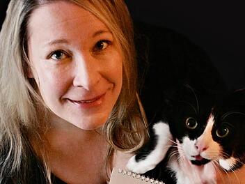 Kerstin Junker mit ihrem Tierheimkalender. Foto: Fred Junker