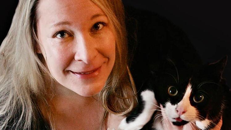 Kerstin Junker mit ihrem Tierheimkalender. Foto: Fred Junker