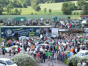 Wolfgang Degelmann vom Bund Naturschutz freut sich, dass die Nationalparkdiskussion viele Interessensgruppen an einen Tisch gebracht hat, um sich um die Zukunft des Frankenwaldes Gedanken zu machen. Erst die Diskussion wie hier beim Besuch von Ministerin Ulrike Scharf Anfang Juni habe dazu geführt, dass viele Interessensgruppen nun an einem Strang ziehen. Foto: Archiv