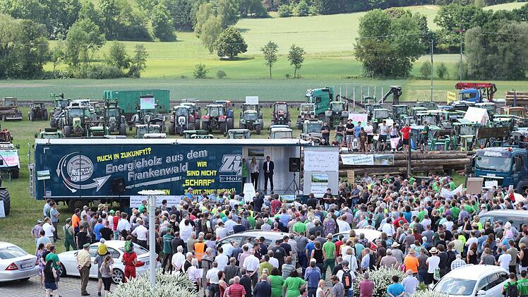 Wolfgang Degelmann vom Bund Naturschutz freut sich, dass die Nationalparkdiskussion viele Interessensgruppen an einen Tisch gebracht hat, um sich um die Zukunft des Frankenwaldes Gedanken zu machen. Erst die Diskussion wie hier beim Besuch von Ministerin Ulrike Scharf Anfang Juni habe dazu geführt, dass viele Interessensgruppen nun an einem Strang ziehen. Foto: Archiv