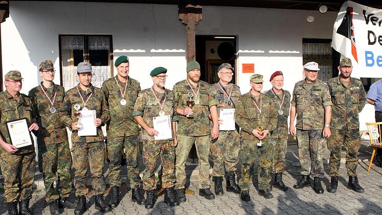 Bild die Teilnehmer der drei Erstplatzierten Mannschaften mit dem Leiter der Veranstaltung Obererstleutnant Richard Eichhorn  (2 v.r.). Michael Wunder