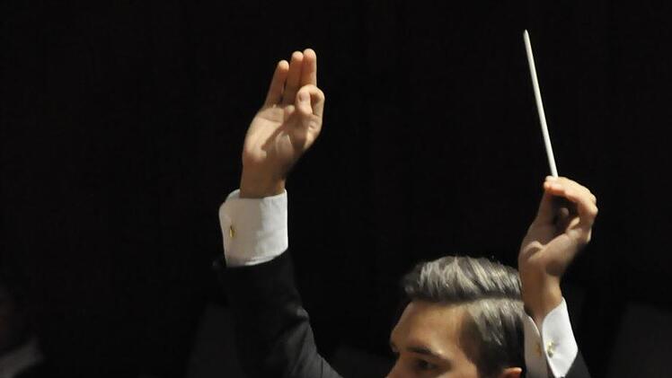 Jung und dynamisch präsentierte sich Erich Polz bei seinem Einstand als neuer Dirigent des BÄO. Foto: Peter Klopf