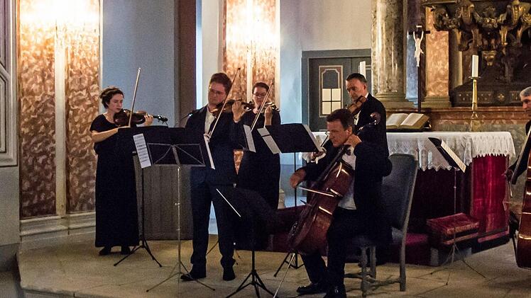 Die Kammerphilharmonie Köln präsentierte beim Konzert in der Coburger Schlosskirche ein populäres Programm von Vivaldi bis Offenbach.Foto: Jochen Berger