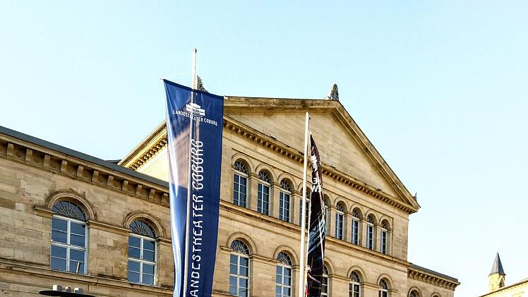 Flagge zeigen in Zeiten der Corona-Krise: Landestheater Coburg. Zum Probenauftakt begrüßte Intendant Bernhard F. Loges am Donnerstag sein Ensemble.Foto: Jochen Berger