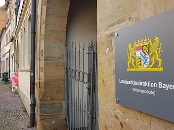 Neben dem Rathaus (27 Arbeitsplätze) hat die Landesbaudirektion inzwischen ein zweites Gebäude am Marktplatz 20 bezogen (ehemals Optiker Grund). Hier stehen elf Arbeitsplätze zur Verfügung. Im Hintergrund Eberns Wahrzeichen, der Grauturm. Fotos: Eckehard Kiesewetter
