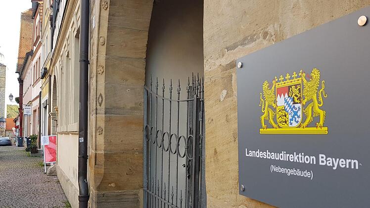 Neben dem Rathaus (27 Arbeitsplätze) hat die Landesbaudirektion inzwischen ein zweites Gebäude am Marktplatz 20 bezogen (ehemals Optiker Grund). Hier stehen elf Arbeitsplätze zur Verfügung. Im Hintergrund Eberns Wahrzeichen, der Grauturm. Fotos: Eckehard Kiesewetter
