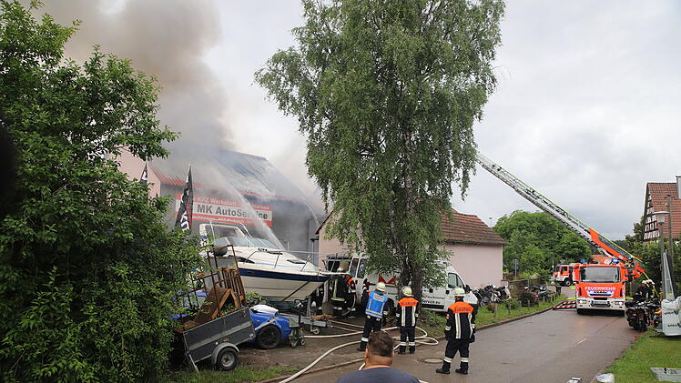 Werkstatt völlig ausgebrannt: Feuerwehr kann Wohnhaus retten