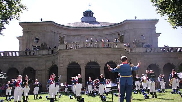 Das Jugendmusikkorps läutet den Festakt mit einem Standkonzert vor dem Regentenbau ein. Foto: Benedikt Borst