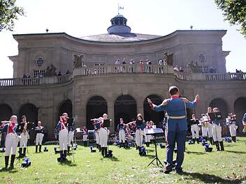Das Jugendmusikkorps läutet den Festakt mit einem Standkonzert vor dem Regentenbau ein. Foto: Benedikt Borst