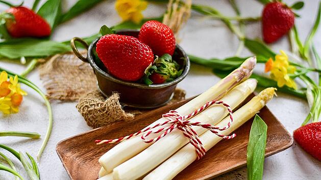Spargel schmeckt nicht nur, er enthält auch viele wertvolle Nährstoffe und bioaktive Verbindungen.