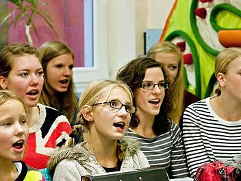 Der Theater- und Konzertkinderchor bei der Probenarbeit für seinen Auftritt am Freitag im Pfarrzentrum St. Augustin. Foto: Jochen Berger