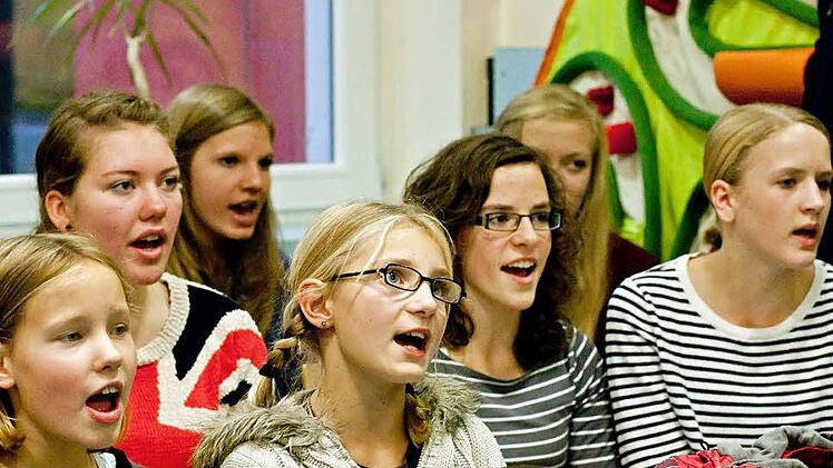 Der Theater- und Konzertkinderchor bei der Probenarbeit für seinen Auftritt am Freitag im Pfarrzentrum St. Augustin. Foto: Jochen Berger