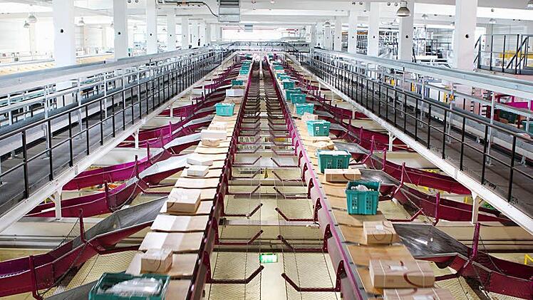 Blick in das Verteilzentrum von Baur in Altenkunstadt. Baur ist zusammen mit einem weiteren Lager in Haldensleben die Logistik-Drehscheibe im Otto-Konzern. Nun wird der Bereich Verwaltung neu geordnet.  Foto: Jan Koch