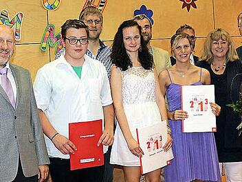 Die besten Entlassschüler aus Küps wurden besonders ausgezeichnet. Das Bild zeigt (von links): Mario Schmidt, Kevin Barnickel, Michael Bohl, Pauline Schirmer, Hans-Peter Müller, Lisa Dübel, Markus Lieb (halb verdeckt), Silvia Krüger und Herbert Schneider.  Foto: Davina Zipfel