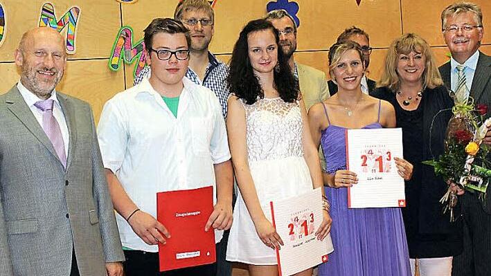 Die besten Entlassschüler aus Küps wurden besonders ausgezeichnet. Das Bild zeigt (von links): Mario Schmidt, Kevin Barnickel, Michael Bohl, Pauline Schirmer, Hans-Peter Müller, Lisa Dübel, Markus Lieb (halb verdeckt), Silvia Krüger und Herbert Schneider.  Foto: Davina Zipfel