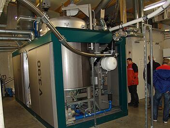 Das Herzstrück des Heizkraftwerkes in Lupburg ist der Holzvergaser V3.90. Er erzeugt 270 KW thermische Energie und 180 KW elektrische Energie. Fotos: Sonja Adam