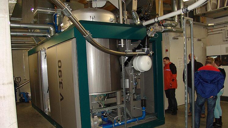 Das Herzstrück des Heizkraftwerkes in Lupburg ist der Holzvergaser V3.90. Er erzeugt 270 KW thermische Energie und 180 KW elektrische Energie. Fotos: Sonja Adam