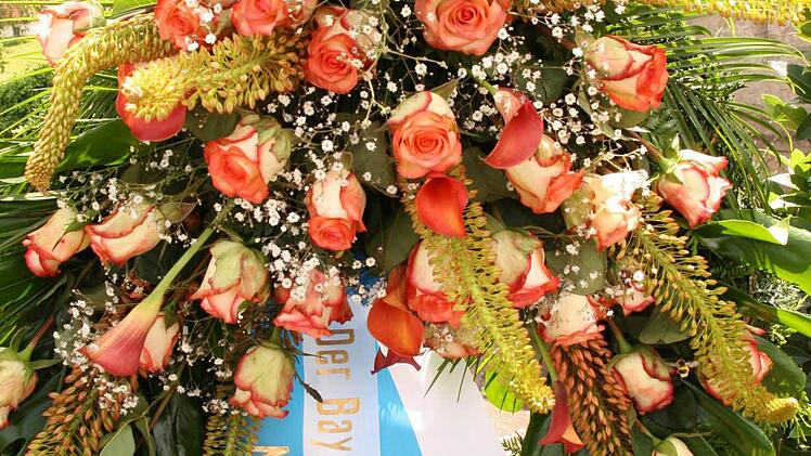 26.06.2015: Beisetzung von Altlandrat Herbert Neder in Oberthulba. Blumen des Ministerpräsidenten Foto: Paul Ziegler