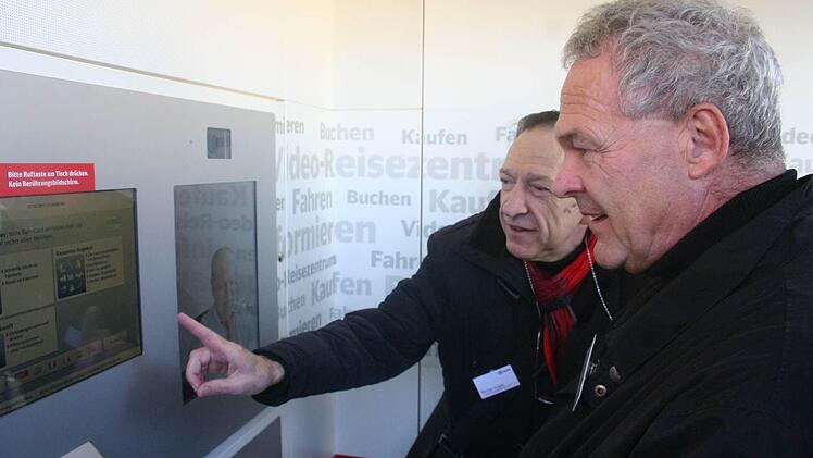 Neustadts Oberbürgermeister Frank Rebhan (rechts) zeigte sich sehr angetan von der Funktionalität des neuen Video-Reisezentrums am Neustadter Bahnhof, das Werner Irsigler ausführlich erläuterte. Foto: Martin Rebhan